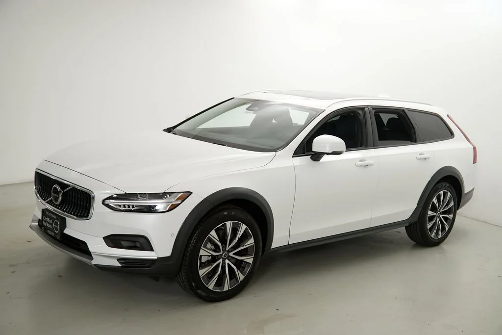 Certified Used 2025 Crystal White Volvo Plus image 6