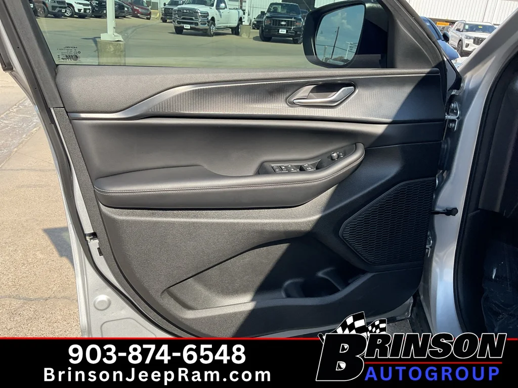 New 2026 Silver Zynith Jeep Laredo X image 10