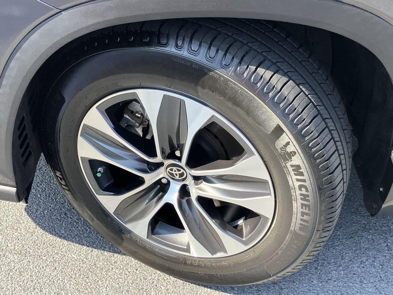Used 2021 Gray (Magnetic Gray Metallic) Toyota XLE image 9