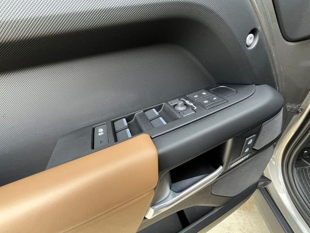 Used 2025 Gold Land Rover X-Dynamic SE image 11