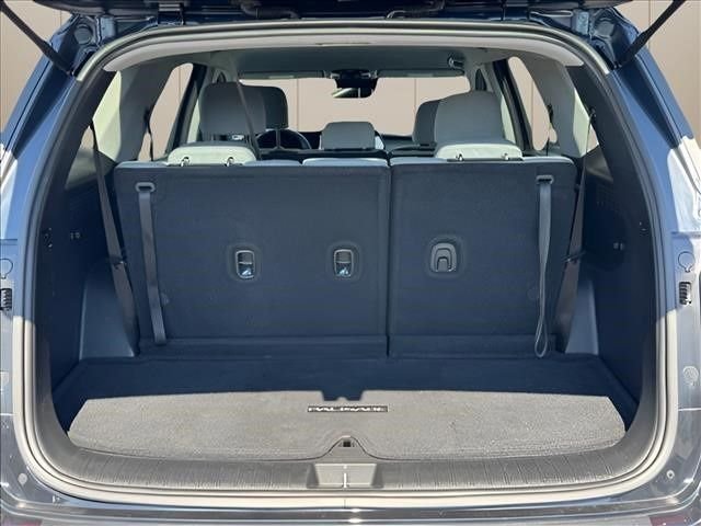 Used 2023 White Hyundai SE image 17