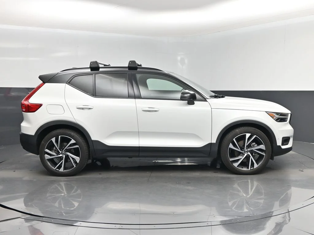 Used 2022 White Volvo R-Design image 2