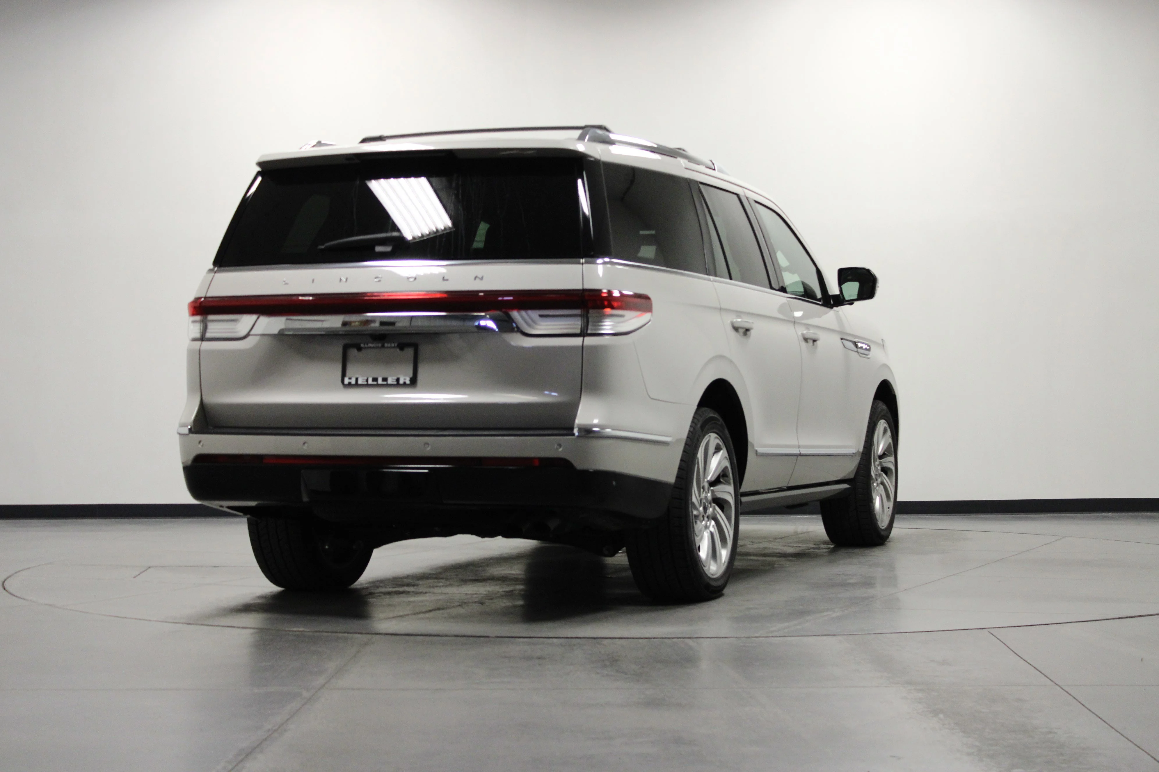 Used 2024 Ceramic Pearl Metallic Tri-Coat Lincoln Reserve image 4
