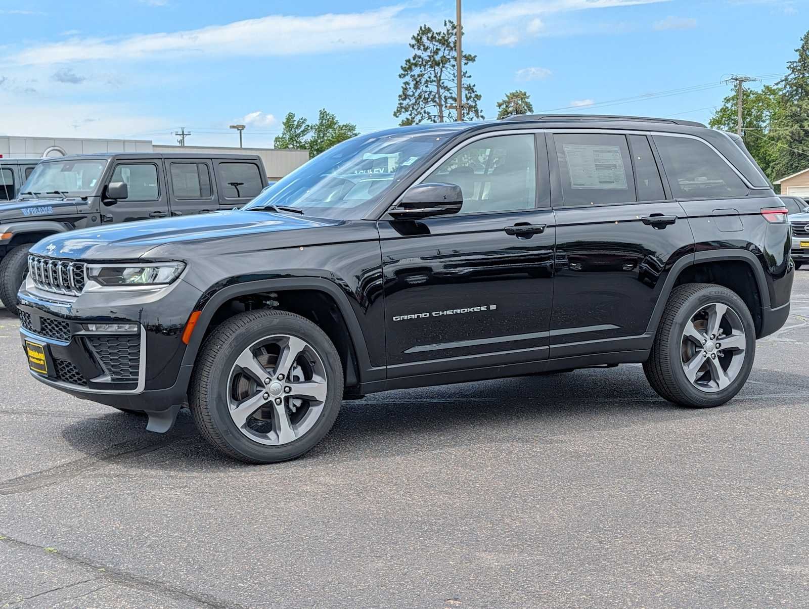 New 2026 Diamond Black Crystal Pearlcoat Jeep Limited image 3