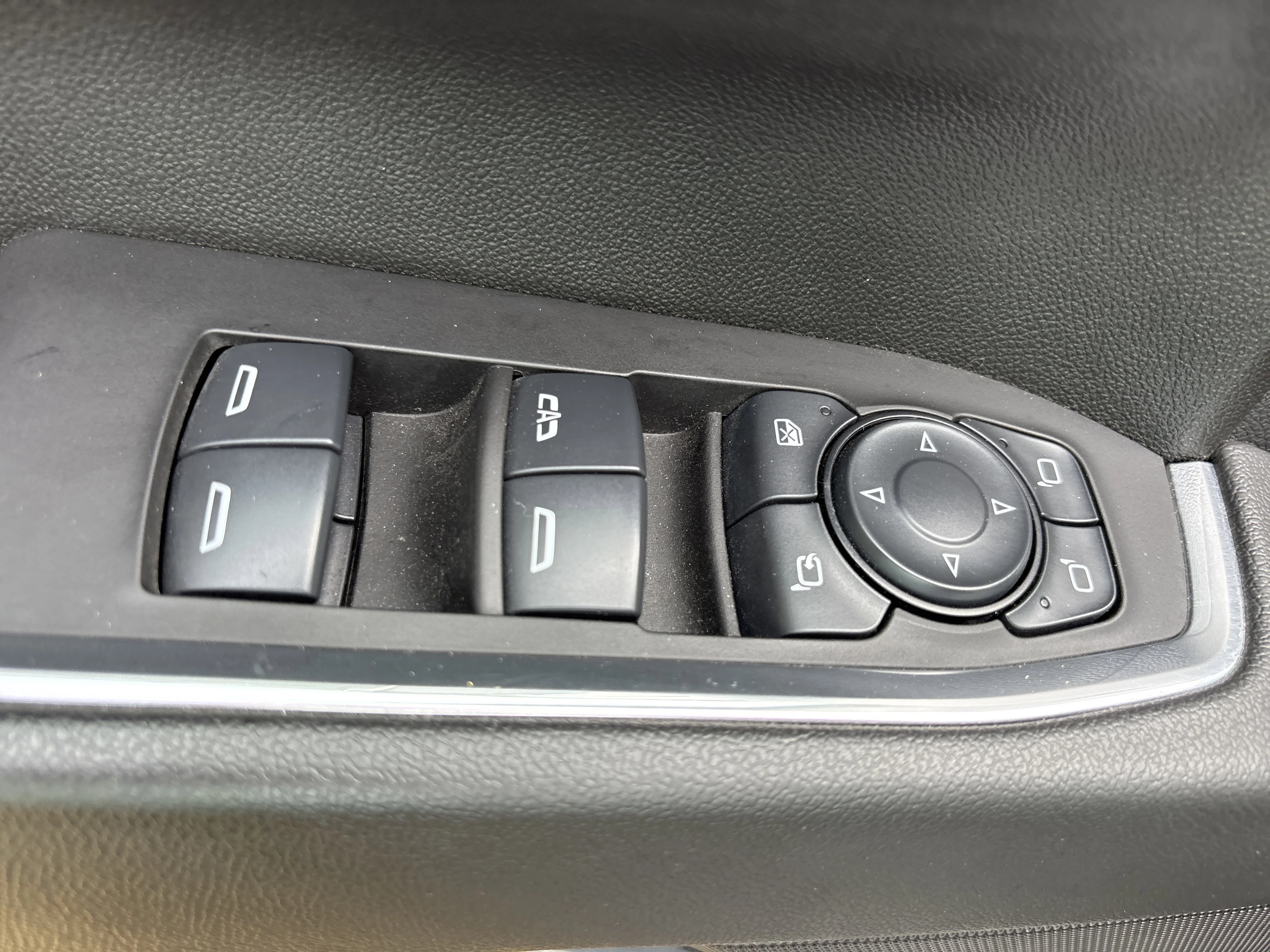 Used 2025 Summit White Chevrolet LT 4WD image 23
