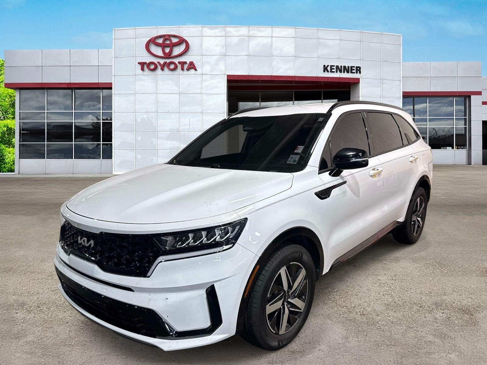 Used 2023 Glacial White Pearl Kia S image 3