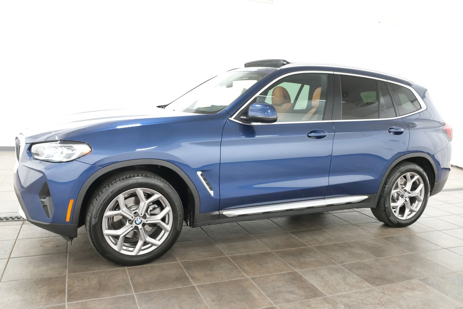 Used 2022 Phytonic Blue Metallic BMW xDrive30i image 2