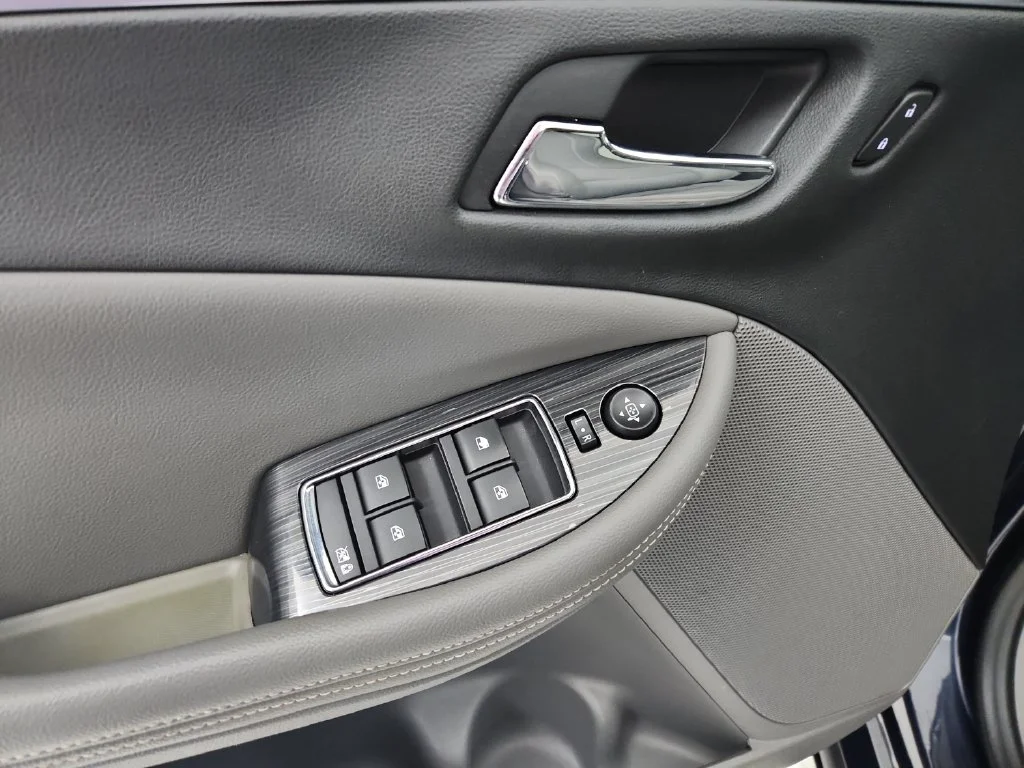 Used 2018 Blue Chevrolet LT image 6
