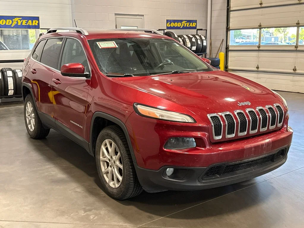 Used 2015 Red Jeep Latitude image 3