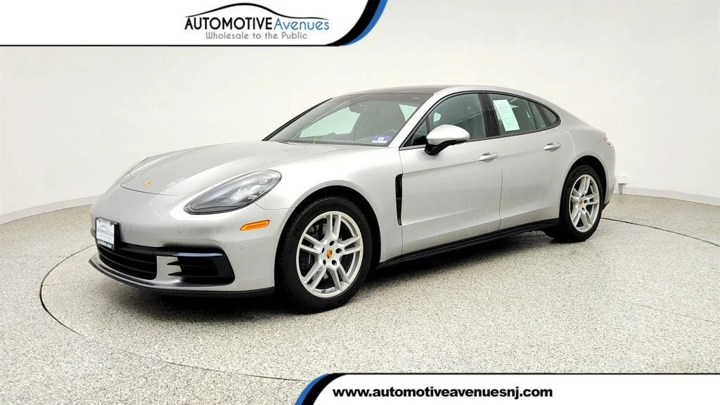 2017 Porsche Panamera's photo