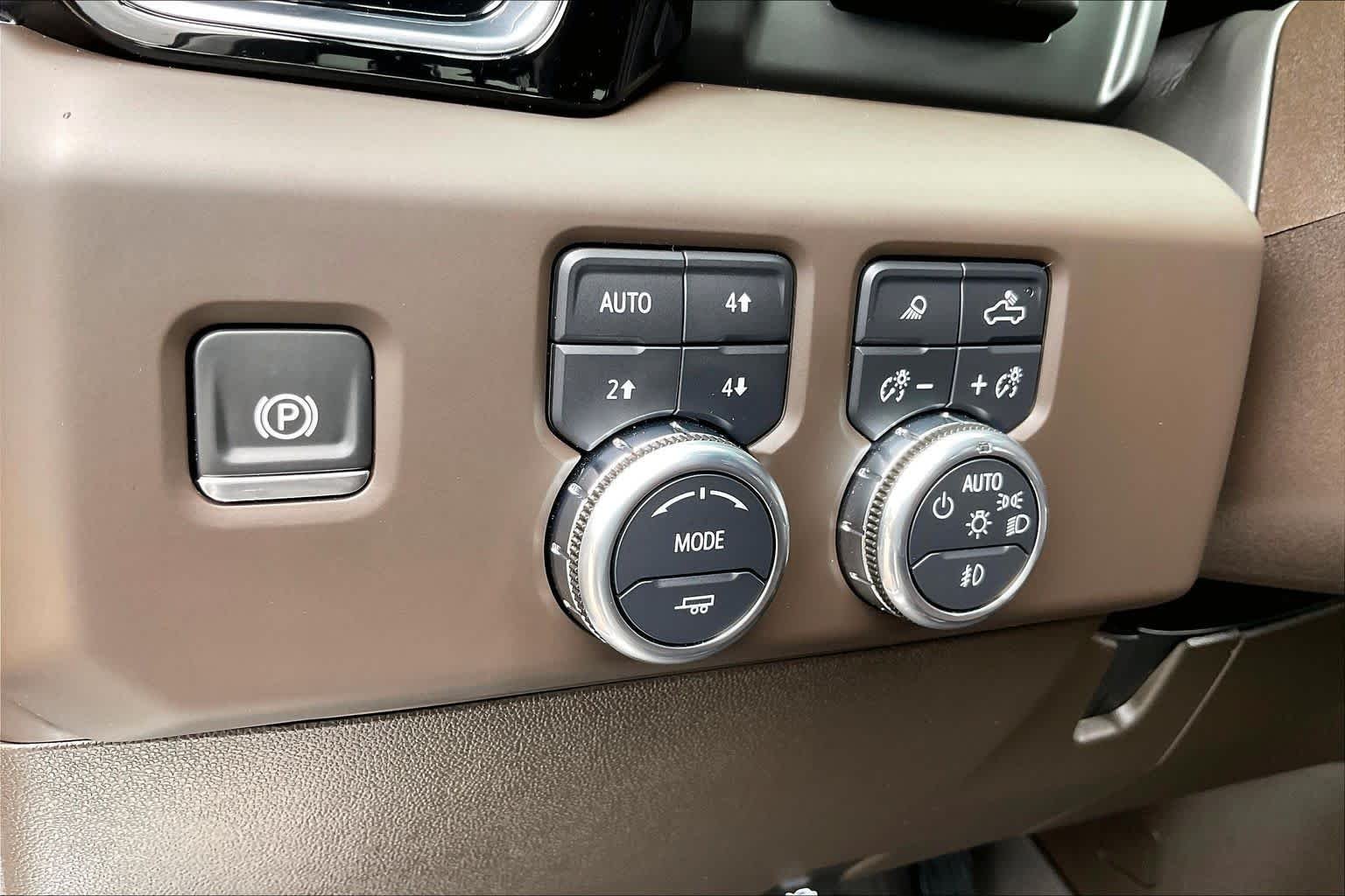 Used 2024 White Frost Tricoat GMC Denali image 15