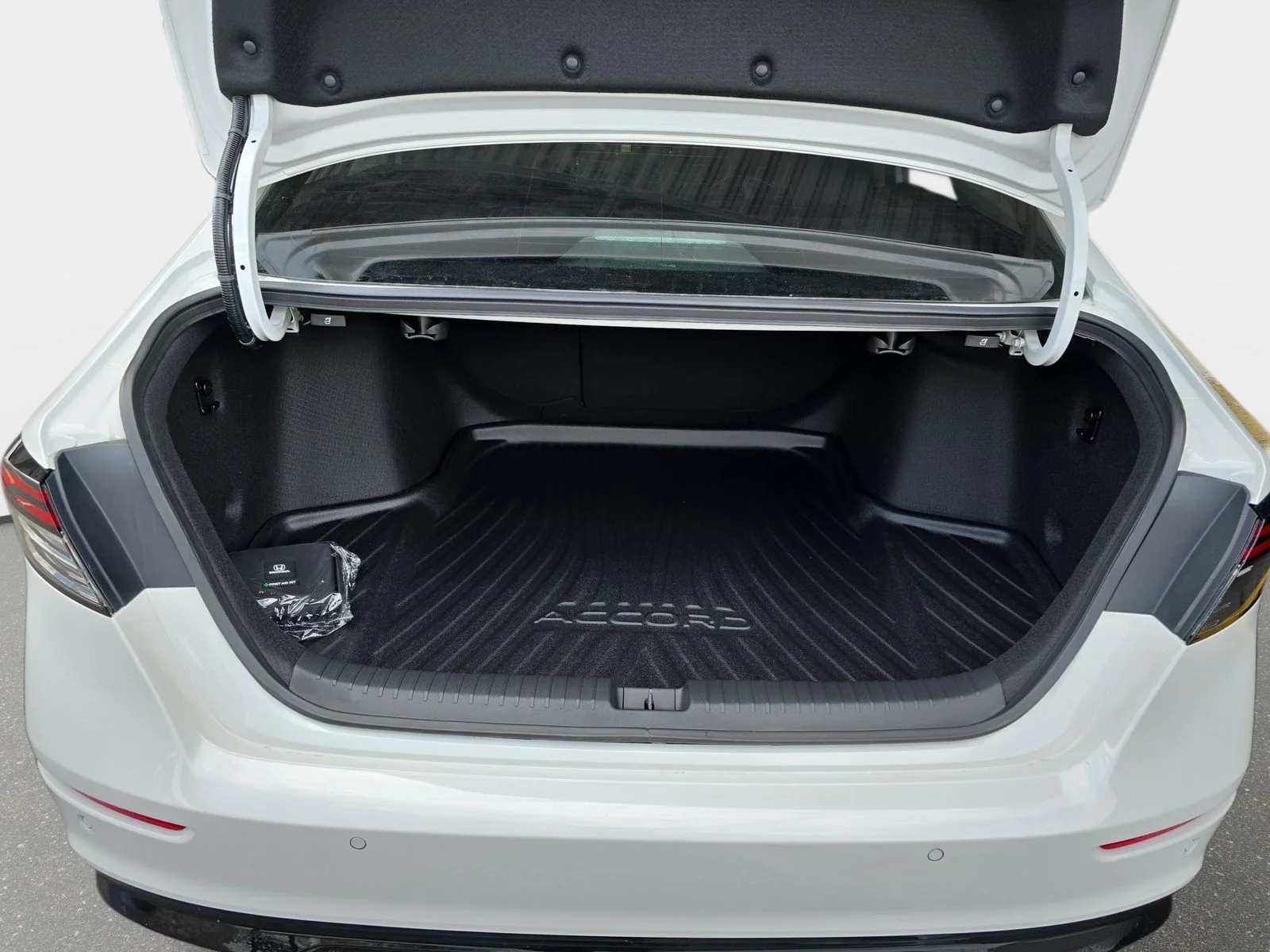 New 2026 Platinum White Pearl Honda Touring image 13
