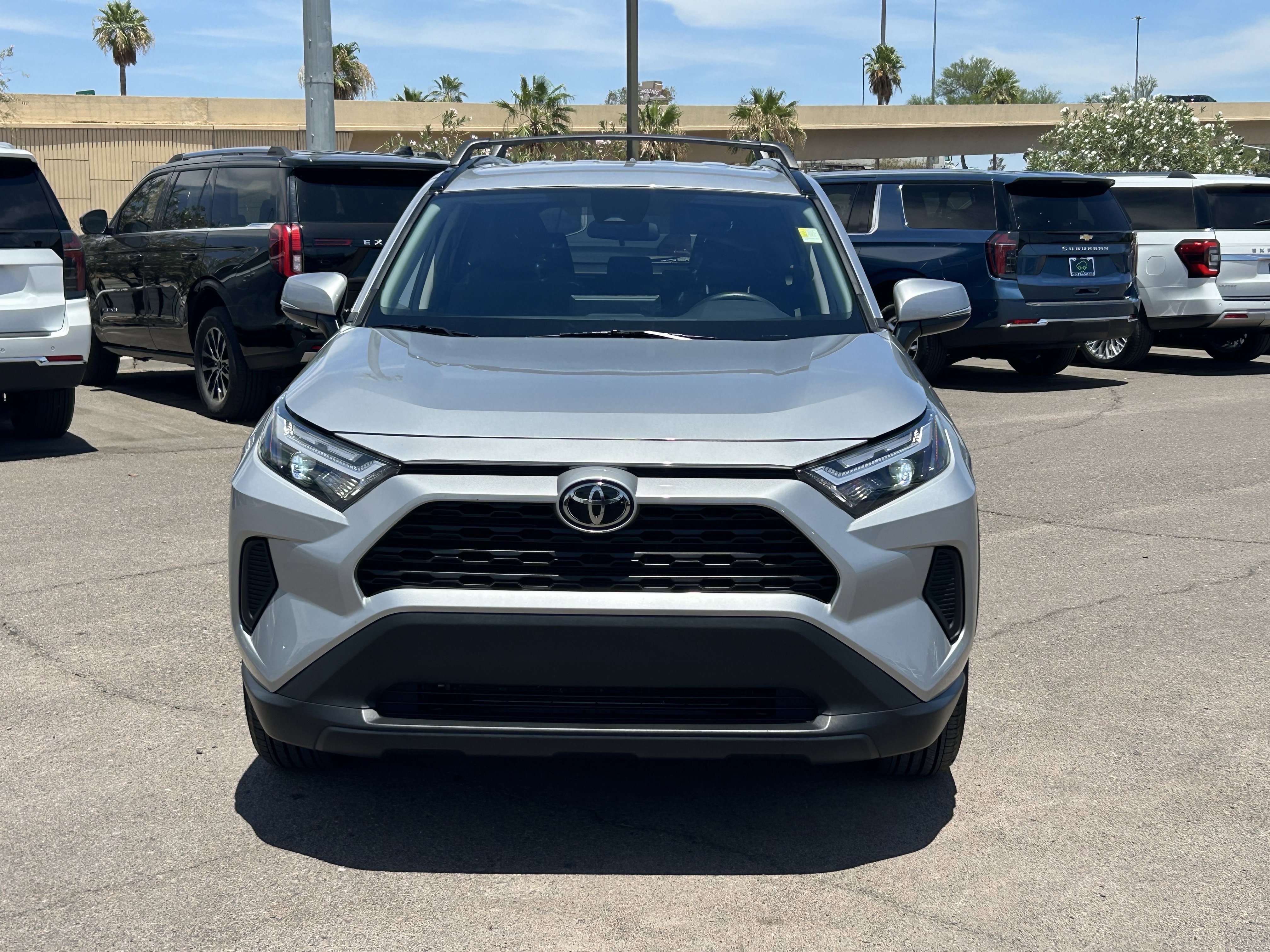 2025 Toyota RAV4 XLE - Photo 8