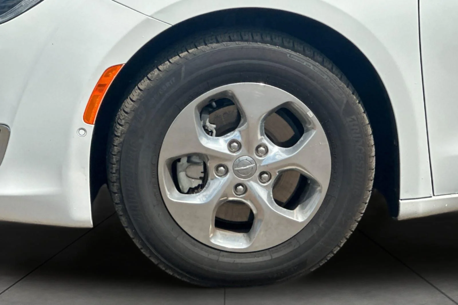 Used 2018 White Chrysler Limited image 33