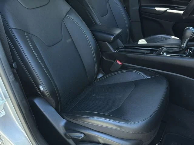 Used 2023 Silver Jeep High Altitude image 34