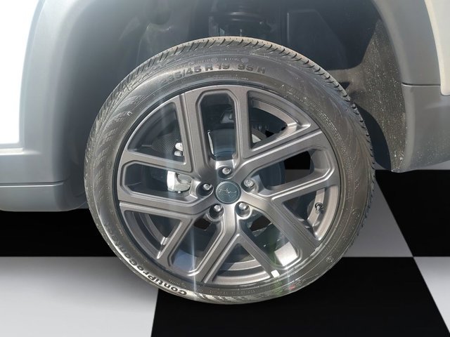 New 2026 Silver Zynith Metallic Clear-Coat Exterior Paint Jeep Latitude Altitude image 14