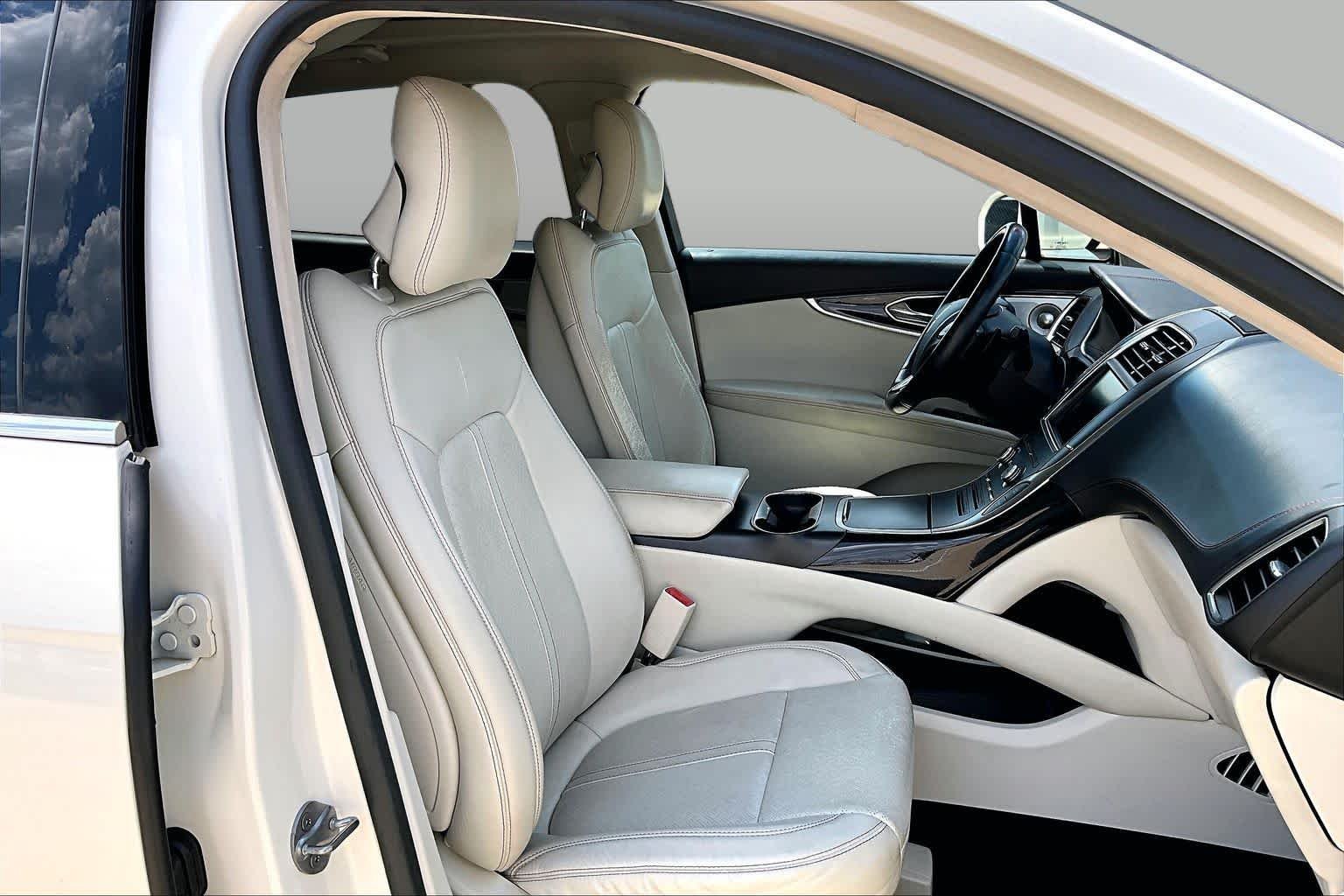Used 2016 Confidential White 3C (Tri-Coat) Lincoln Black Label image 9