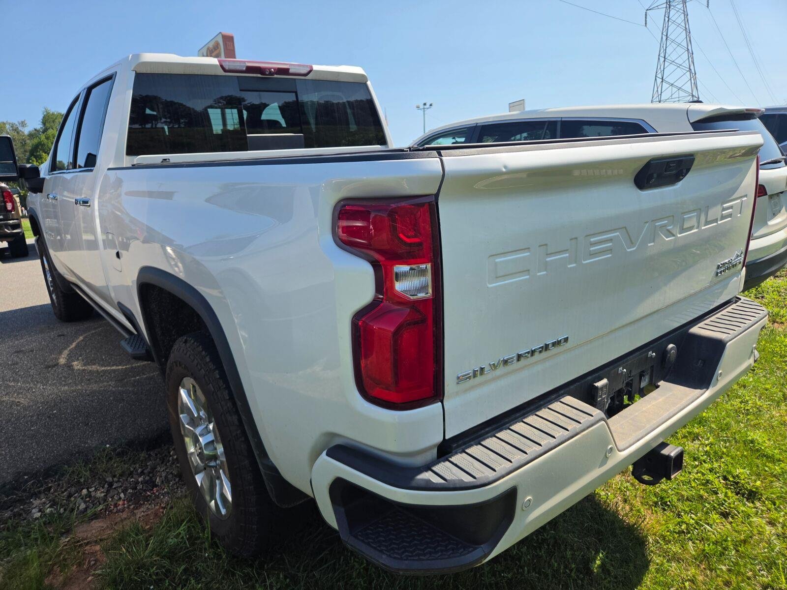 Used 2023 IRIDESCENT PEARL TRICOAT Chevrolet High Country image 9
