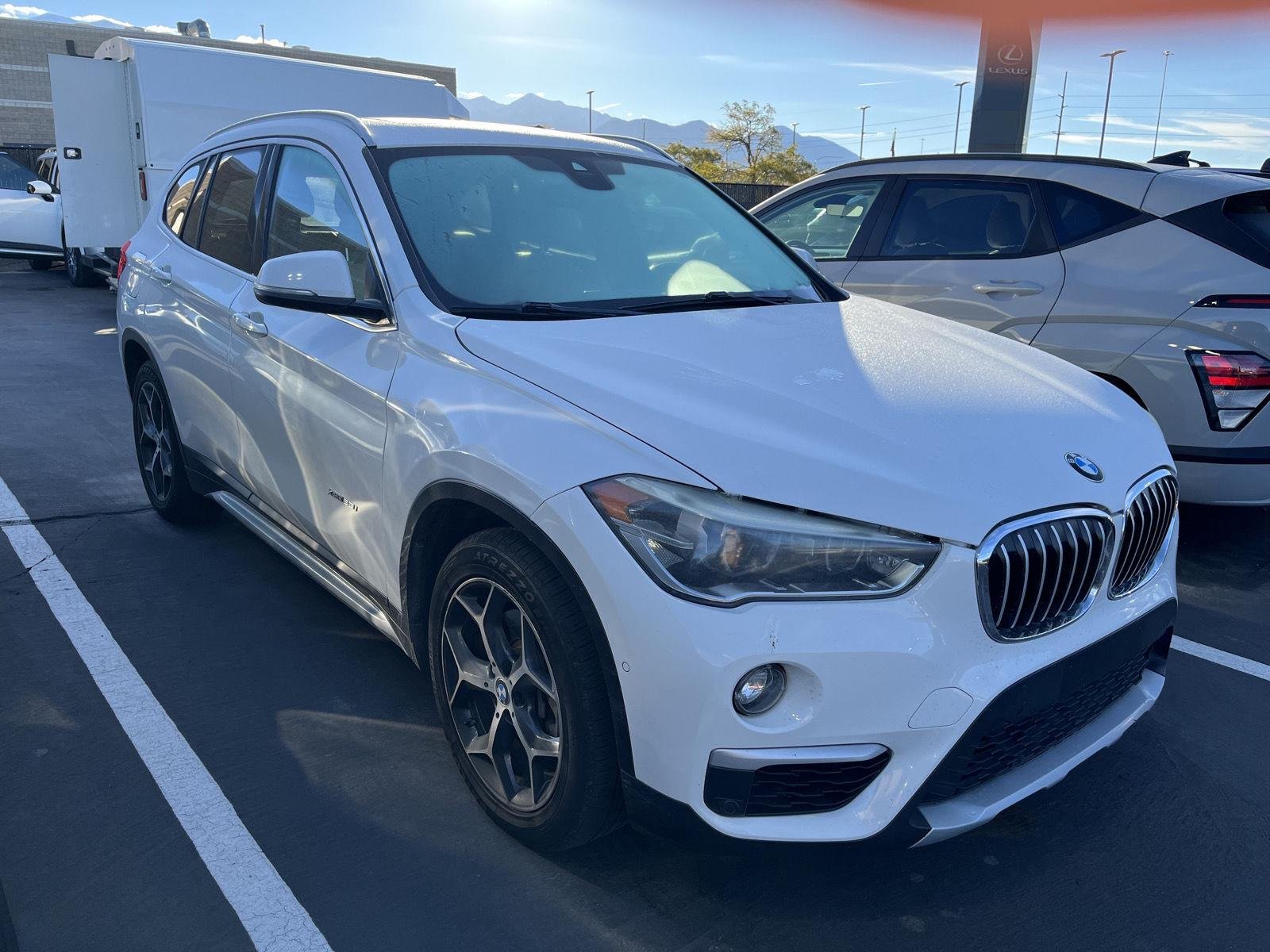 Used 2018  bmw xDrive28i image 3