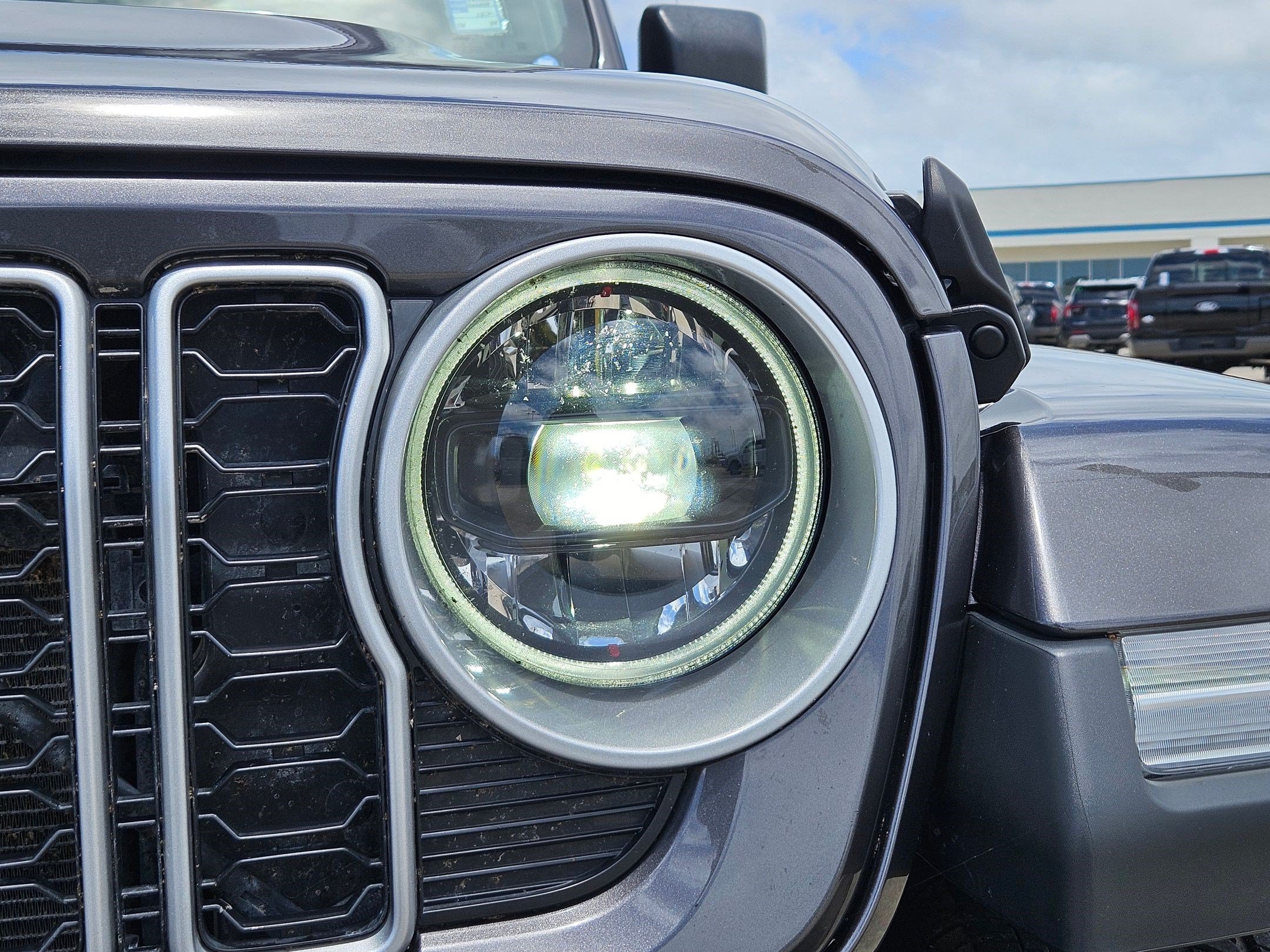 Used 2025 Granite Crystal Clearcoat Metallic Jeep Sahara image 9
