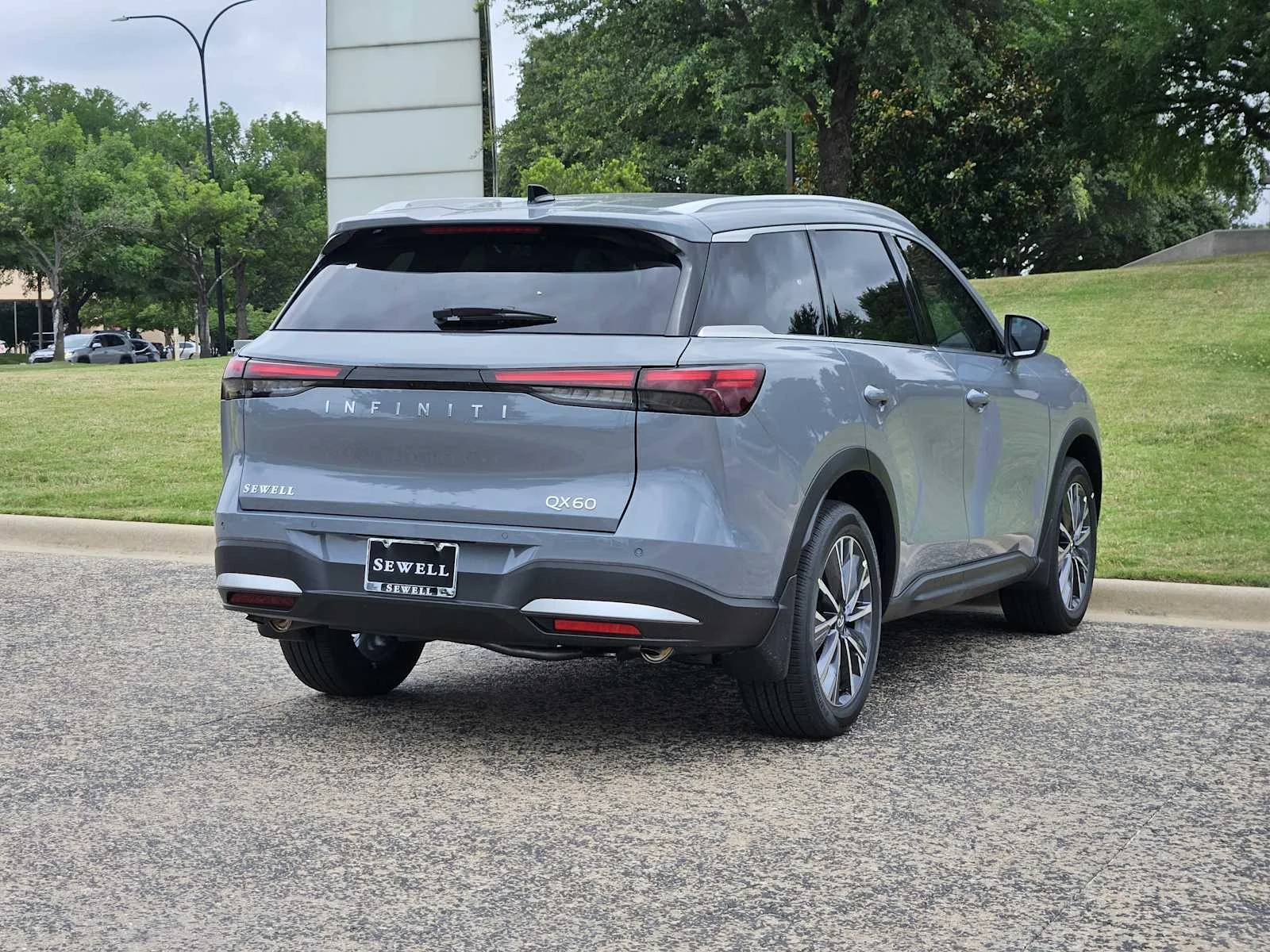New 2027 HARBOR GRAY INFINITI Luxe FWD image 4