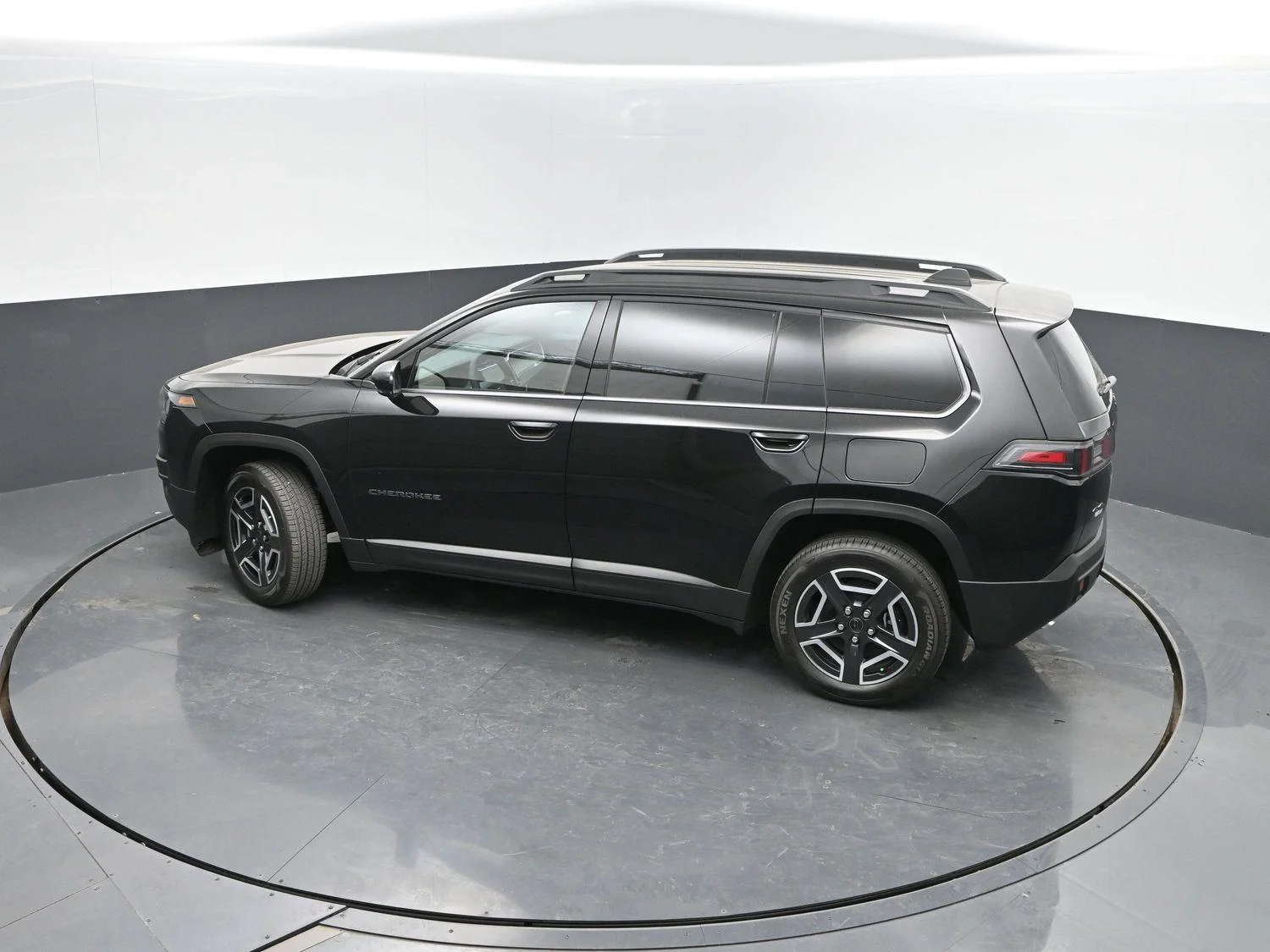 New 2026 Diamond Black Crystal Pearl-Coat Exterior Paint Jeep Limited image 38