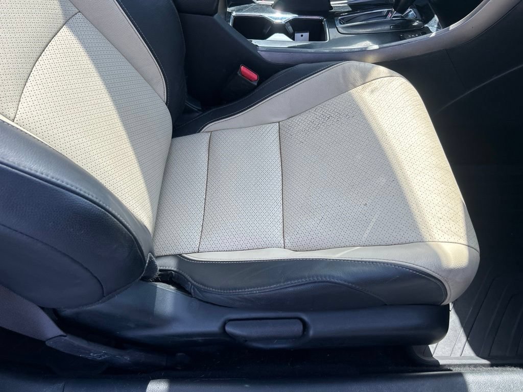 Used 2017 White Honda EX-L image 39