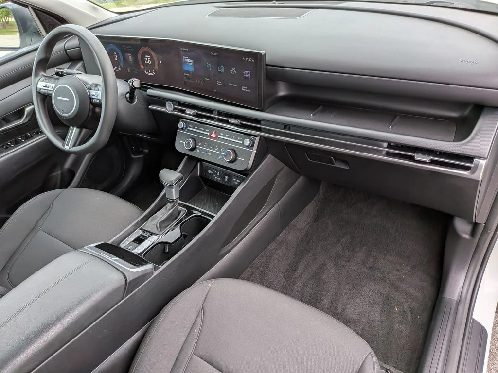 Used 2025 White Hyundai SE image 29