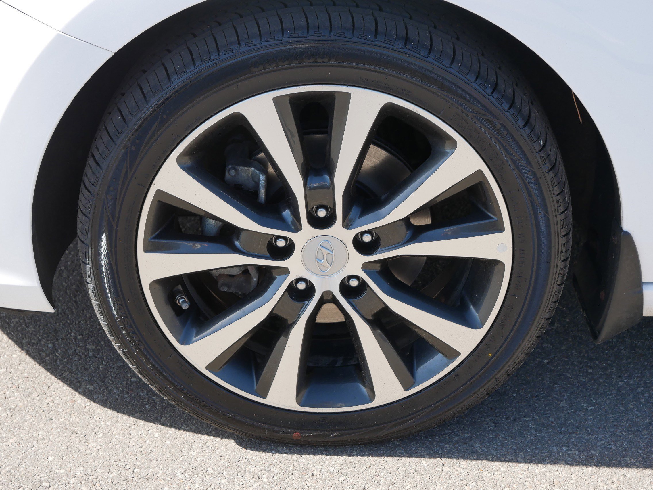 Used 2018 Ceramic White Hyundai  image 15