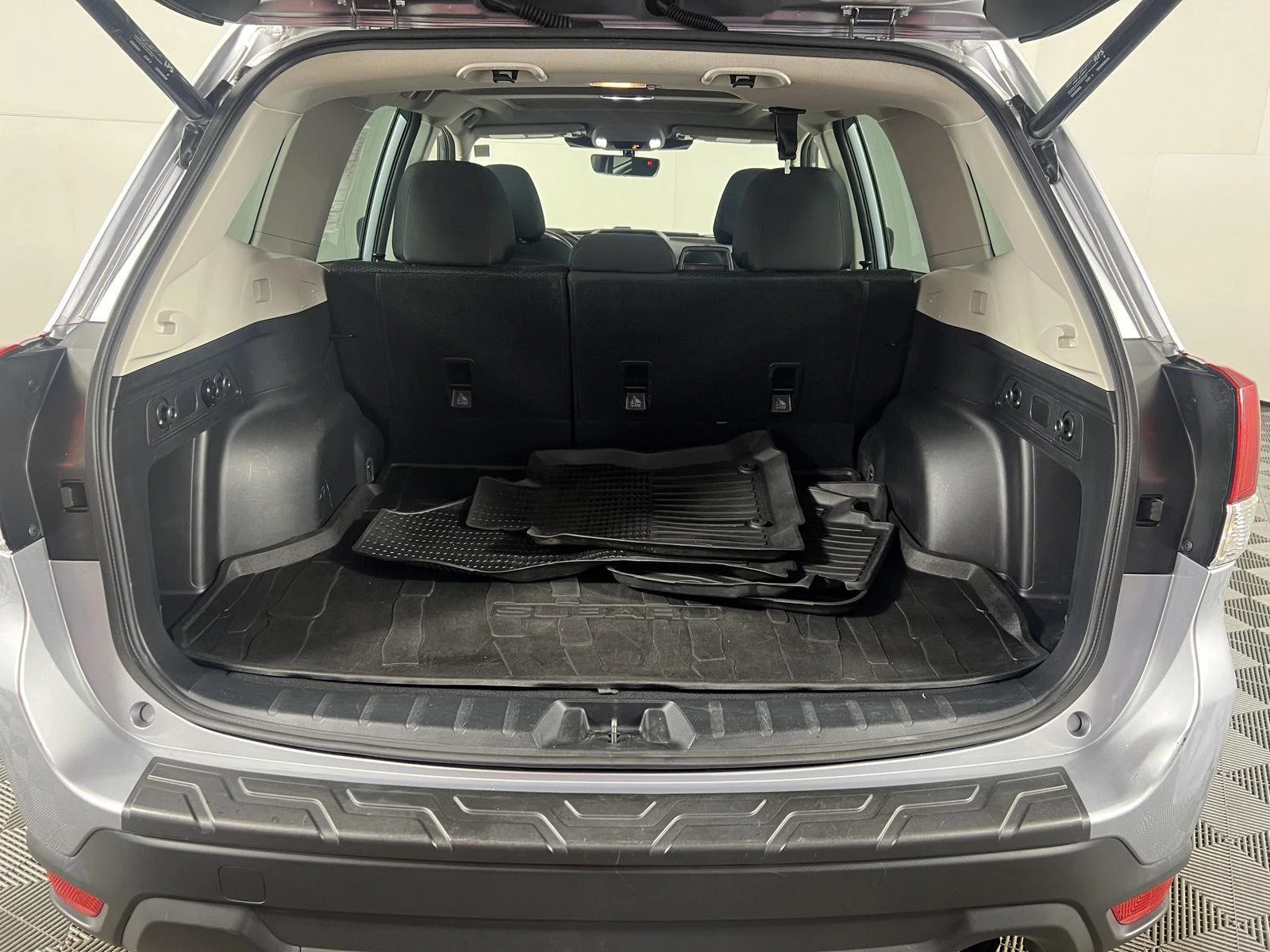 Used 2022 Ice Silver Metallic Subaru Premium image 20