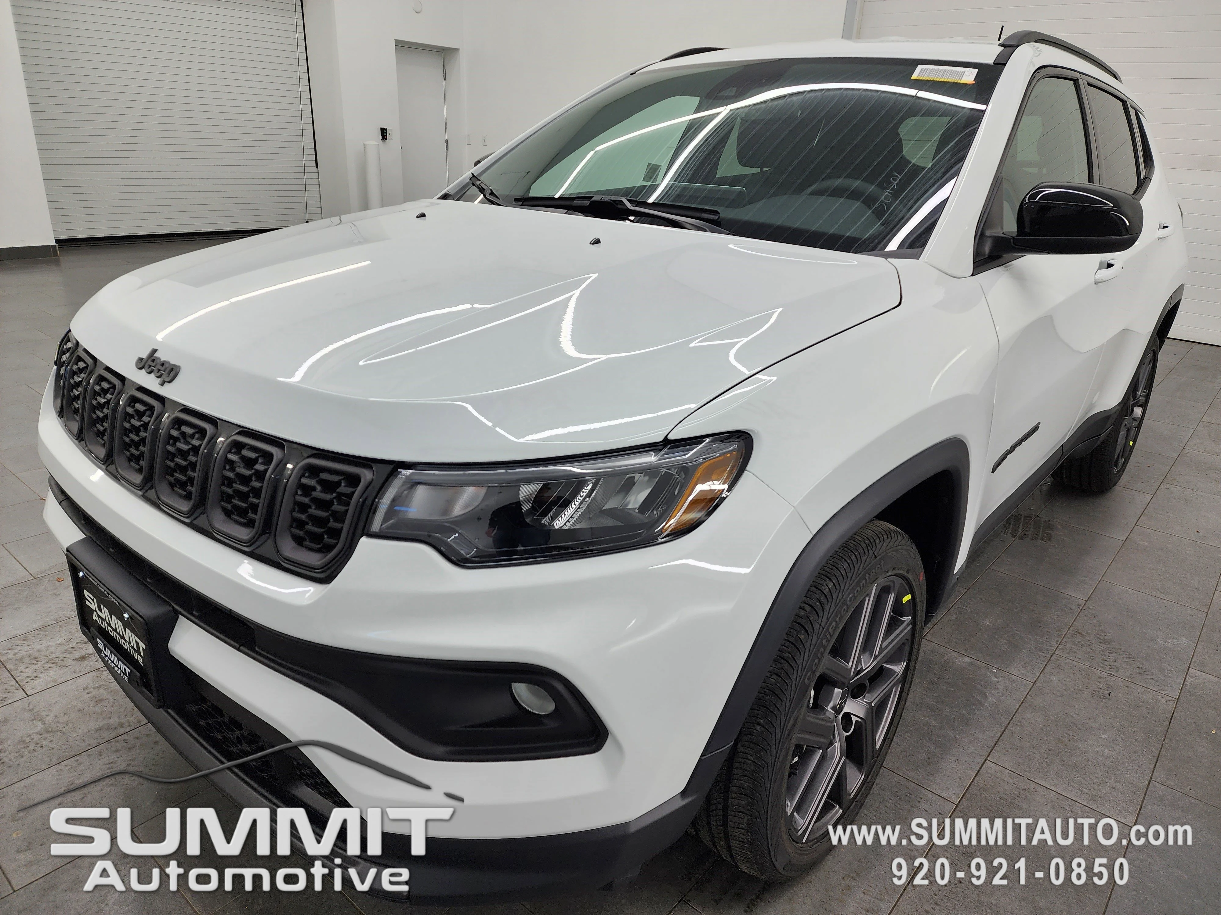 New 2026 Bright White Clear-Coat Exterior Paint Jeep Latitude image 7