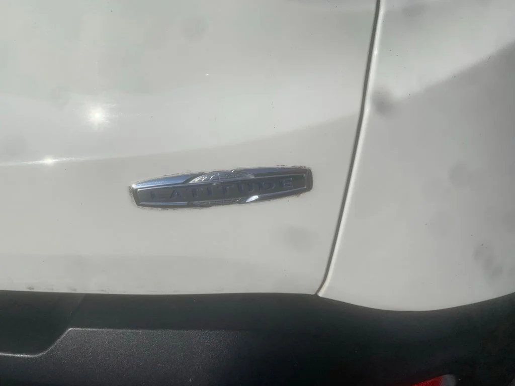 Used 2017 Alpine White Jeep Latitude image 7