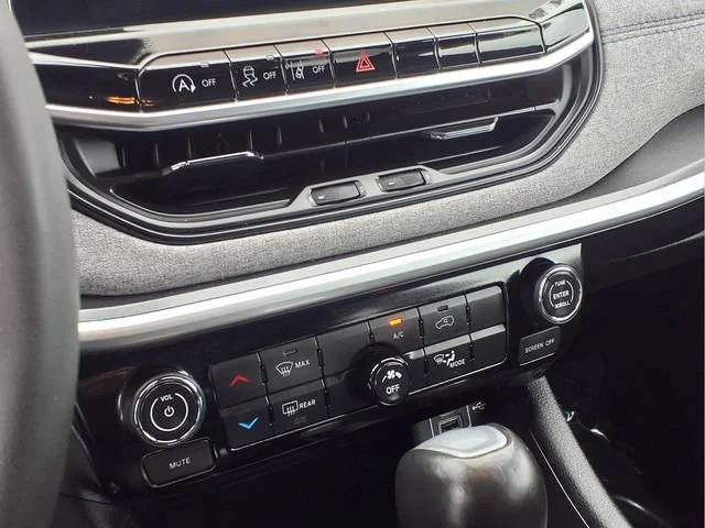 Used 2024  Jeep Latitude image 9