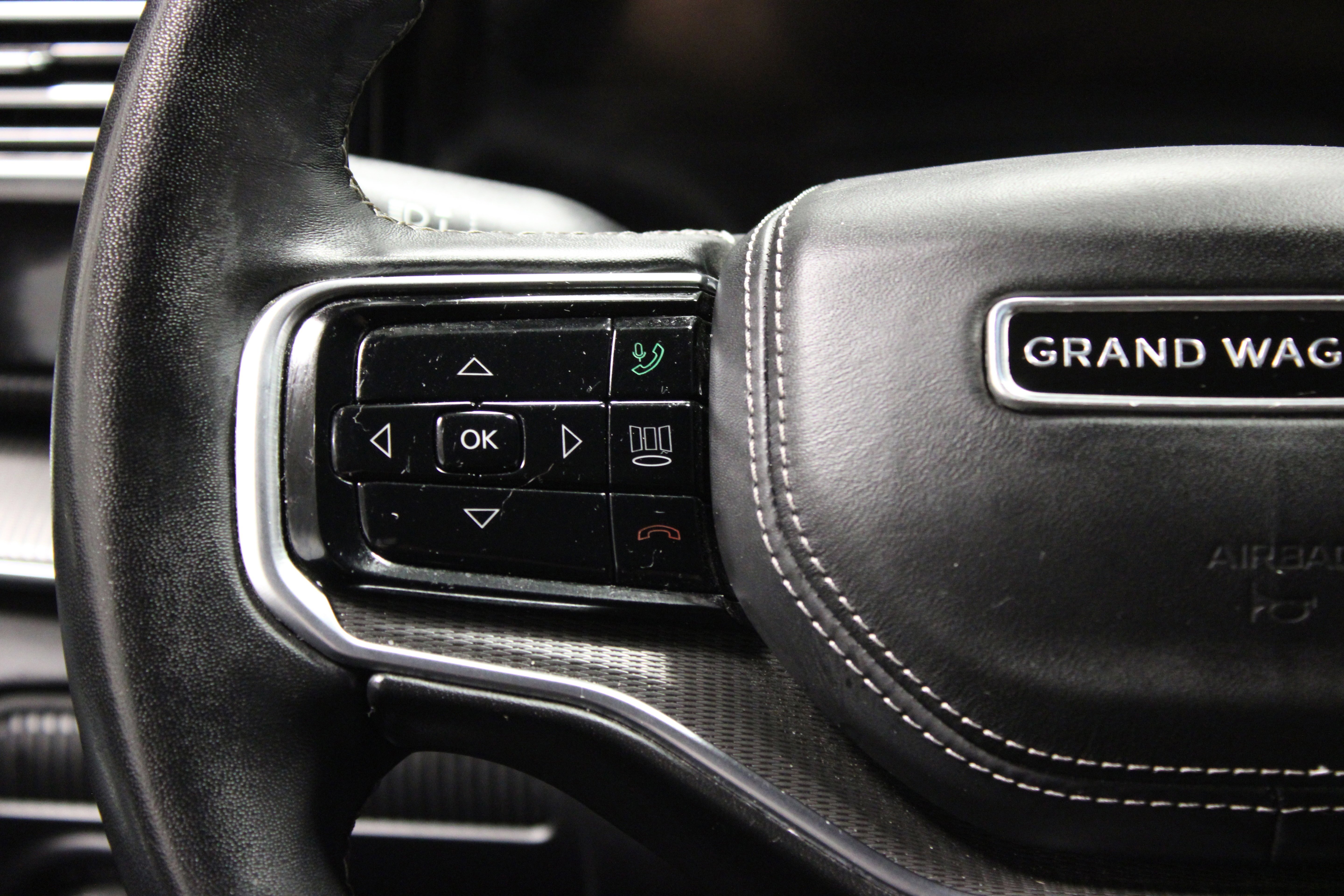 Used 2023 Diamond Black Crystal Pearlcoat Jeep Series II image 26