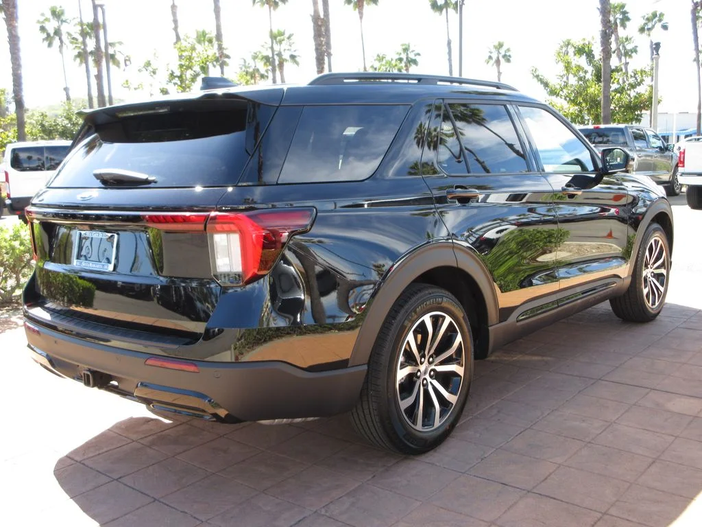 New 2026 Agate Black Metallic Ford ST-Line image 4