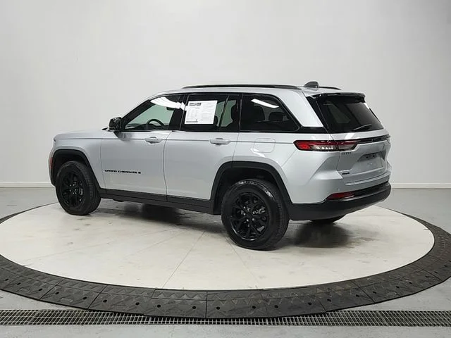 Used 2025 Silver Jeep Altitude image 5
