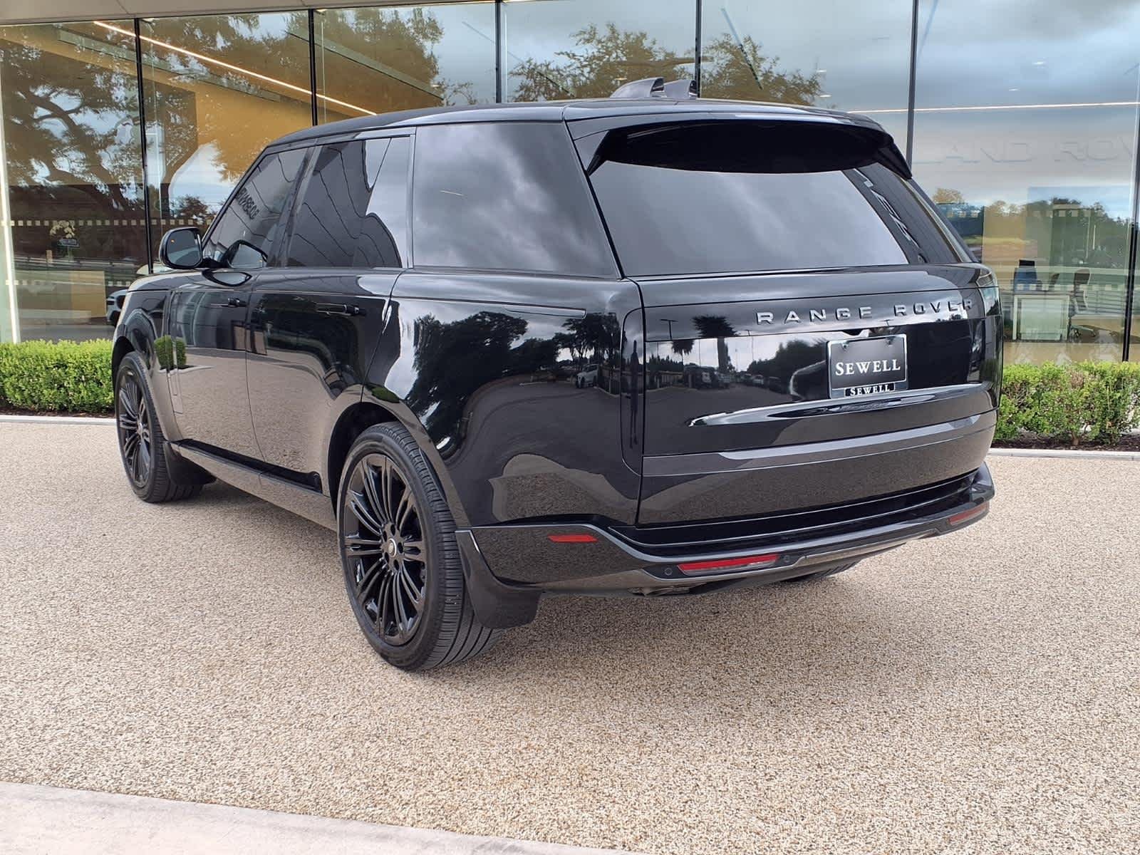 Certified Used 2025 Santorini Black Metallic Land Rover SE image 5