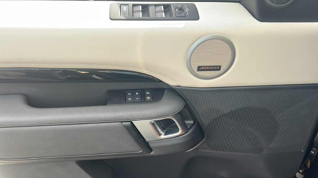 Used 2025 Black Land Rover S image 22