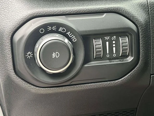 Used 2018 Silver Jeep Unlimited Sahara image 34