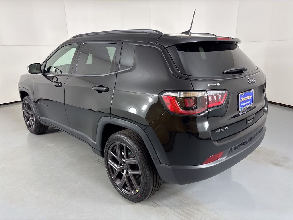 New 2026 Diamond Black Crystal Pearlcoat Jeep Latitude image 6