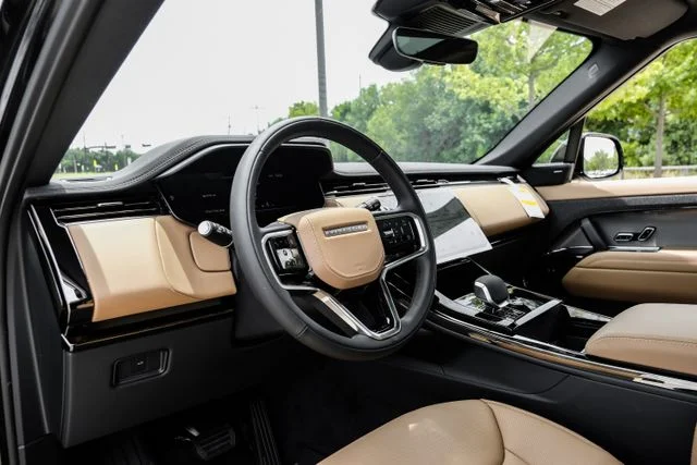 New 2026 Black Land Rover SE image 3