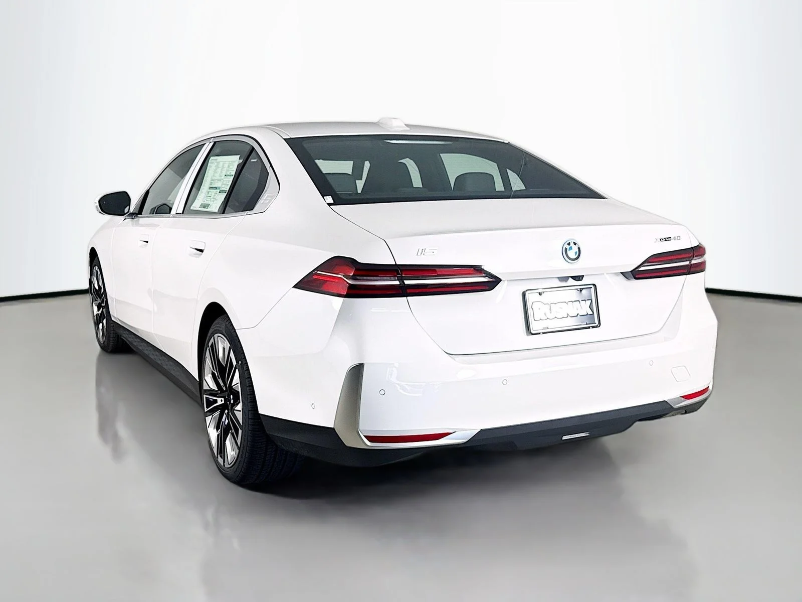 New 2026 Mineral White Metallic BMW xDrive40 image 5
