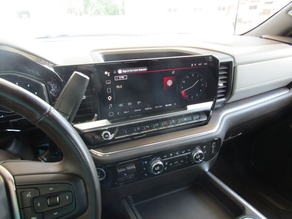 Used 2025 White GMC SLT image 34