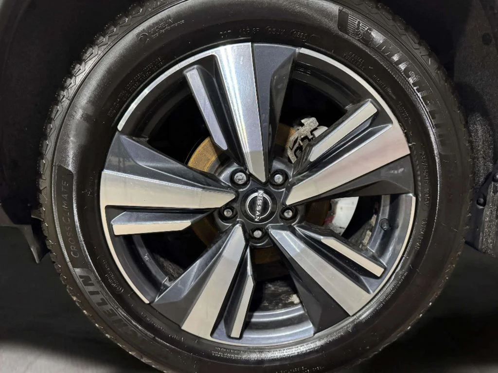 Certified Used 2023 Pearl White Tricoat/Super Black Nissan SL image 32
