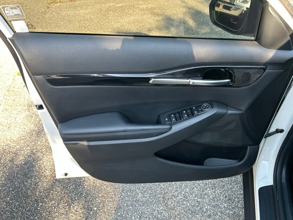Used 2021 White Kia S image 16