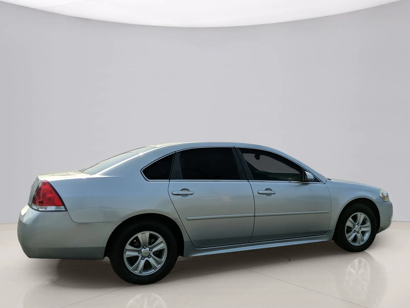 Used 2015 Silver Chevrolet LIMITED image 4