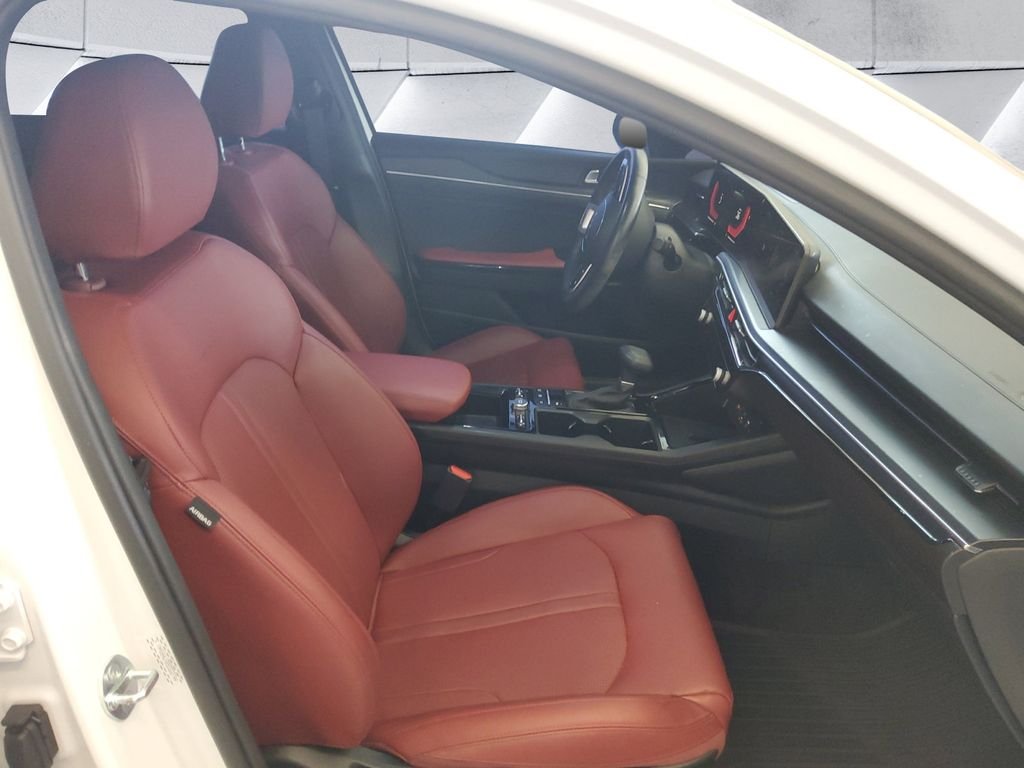 Used 2025 White Kia GT-Line image 13