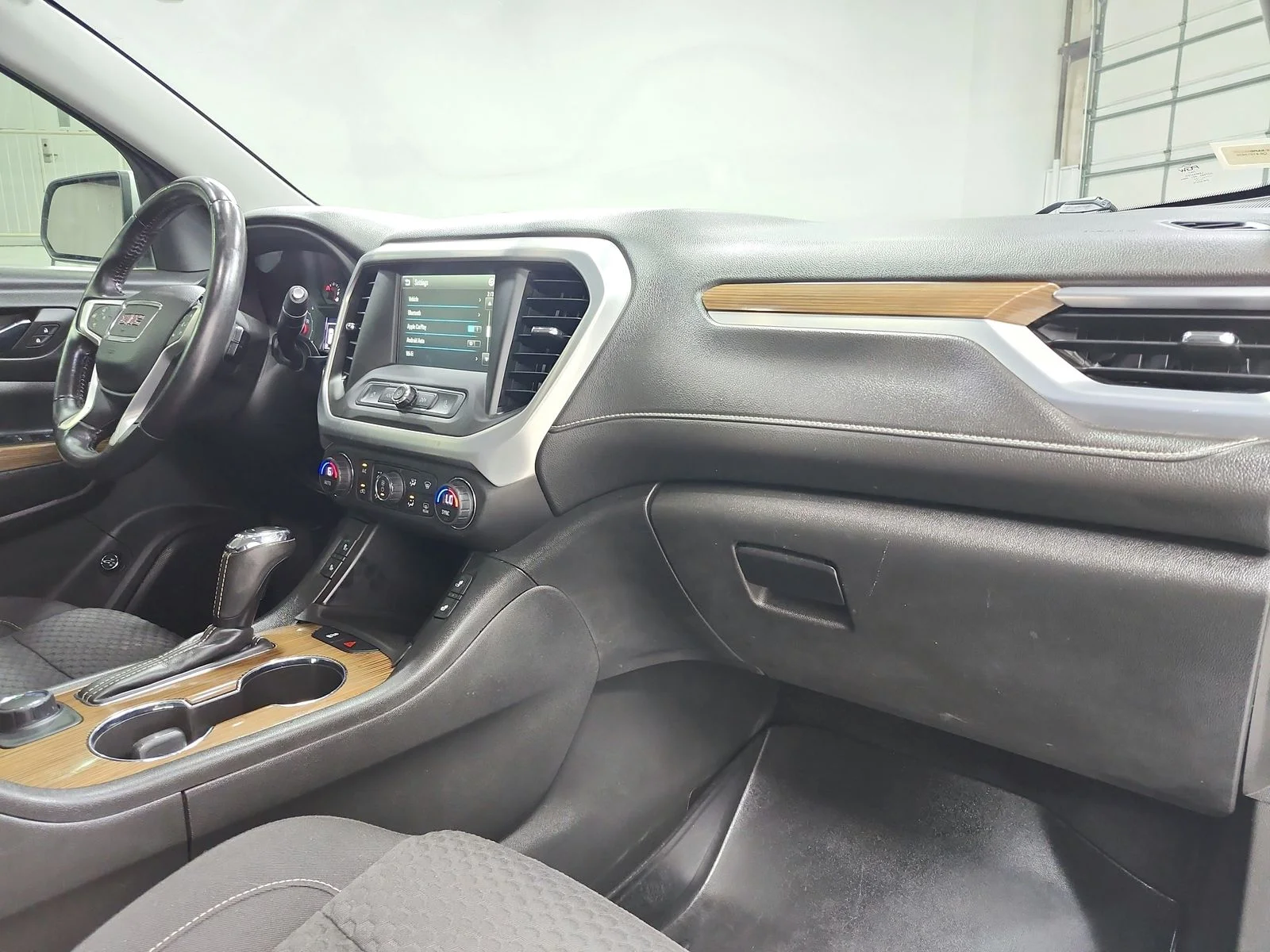 Used 2018 Silver GMC SLE-2 image 38
