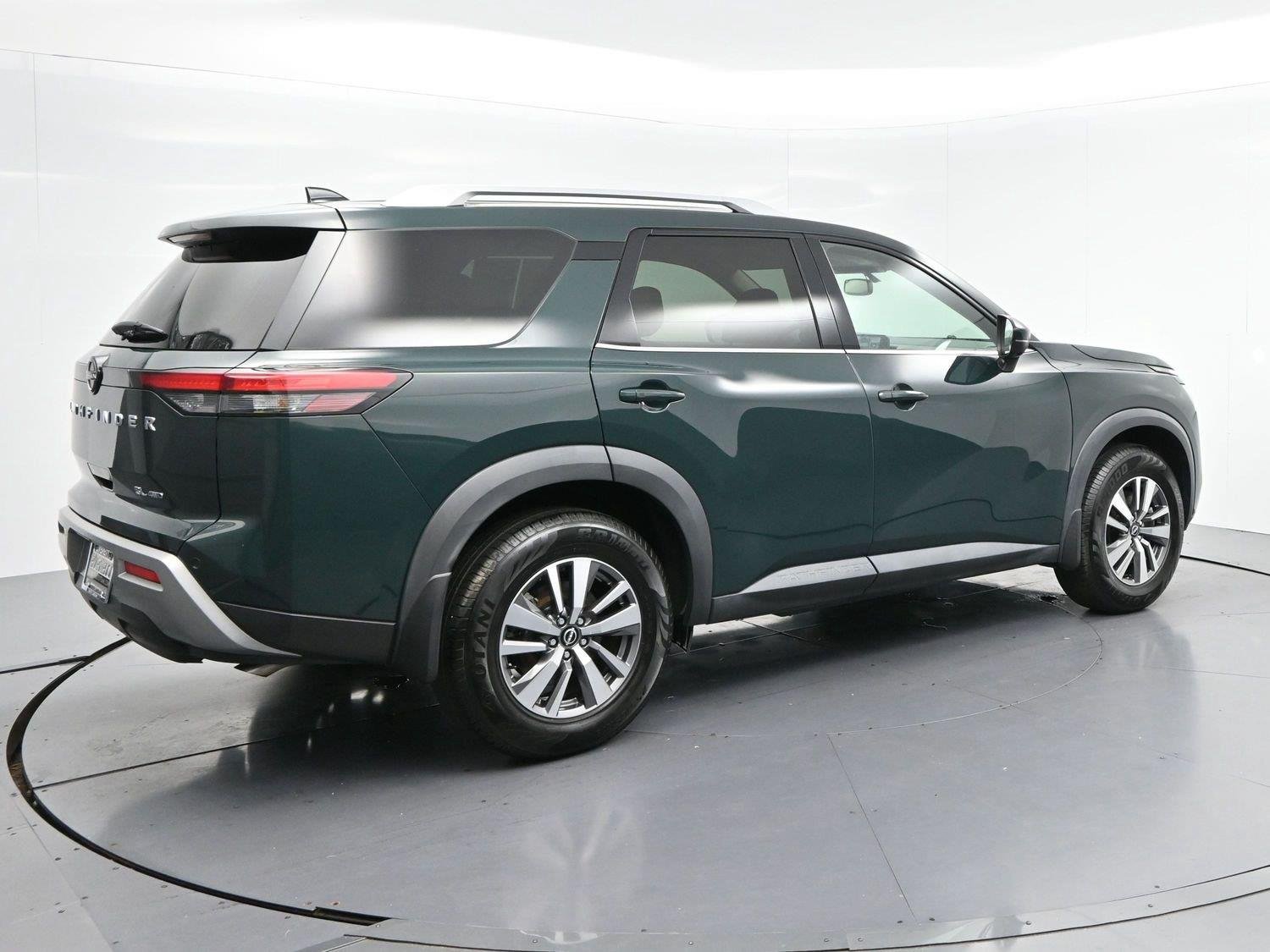 Used 2022 Green Nissan SL image 7