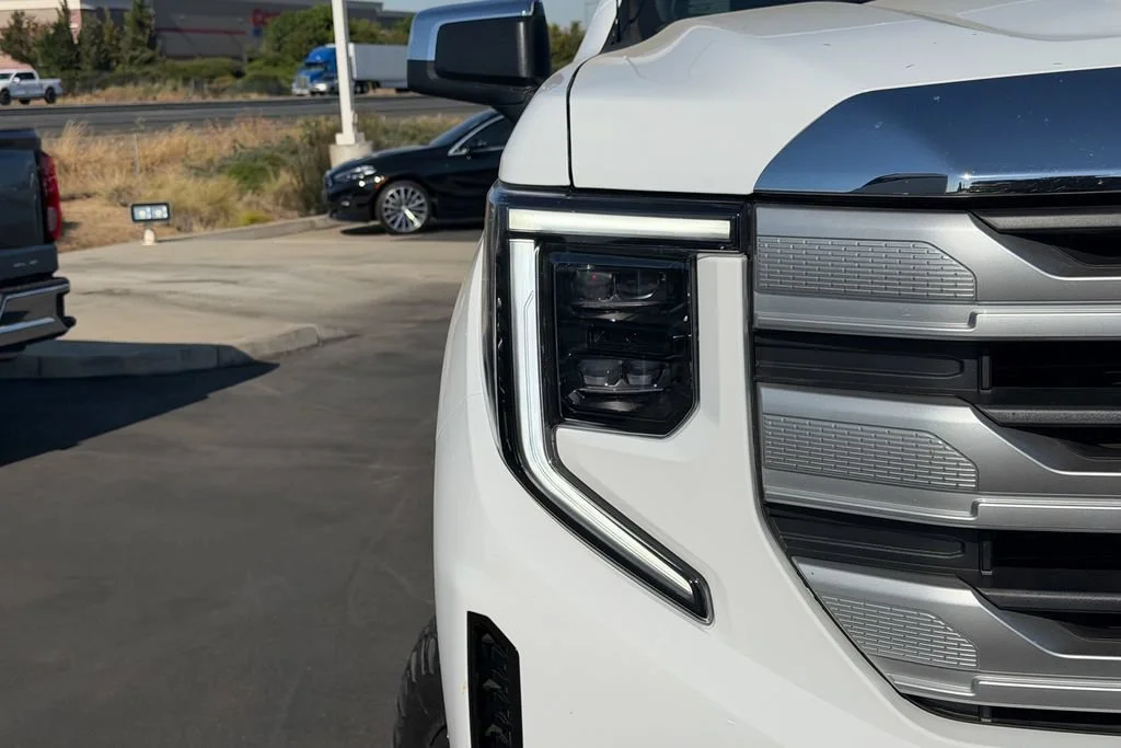 New 2026 Summit White GMC SLE image 4